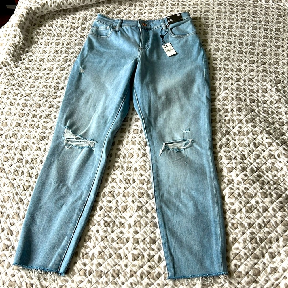Mid rise skinny jean. Express. Light denim with ripped knee detail. Never worn.